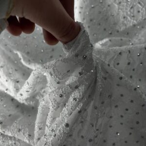 Bela elastična čipka sa cirkonima, blago providna