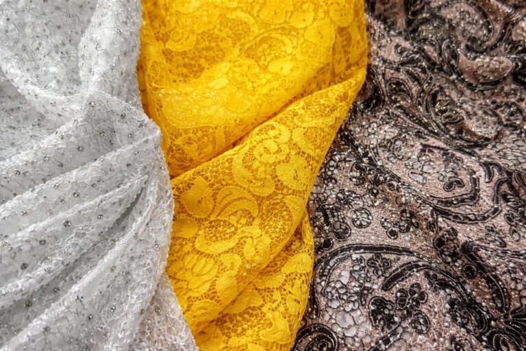 Čipke na metar u beloj, žutoj i crnoj boji – luksuzni materijal za haljine i venčanice