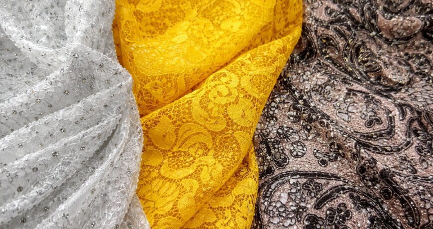 Čipke na metar u beloj, žutoj i crnoj boji – luksuzni materijal za haljine i venčanice