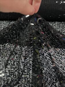 Elastična mrežica sa pravougaonim crnim šljokicama