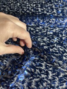 Mekana elastična mrežica sa šljokicama u kraljevsko plavoj boji