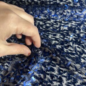 Mekana elastična mrežica sa šljokicama u kraljevsko plavoj boji