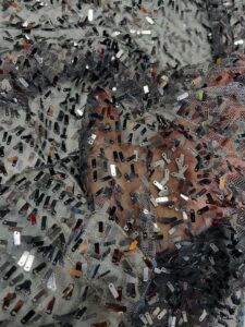 Elastična mrežica sa metalik šljokicama u srebrnoj nijansi