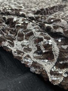 Šljokičasta likra sa leopard efektom u braon i crnim nijansama.