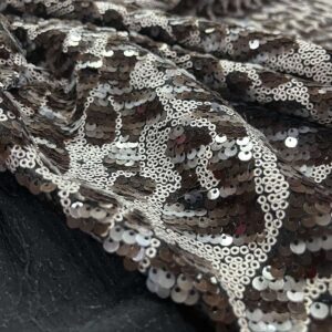 Šljokičasta likra sa leopard efektom u braon i crnim nijansama.