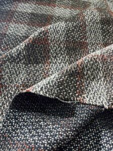 Karirani štof u toplim tonovima za jesenje i zimske kreacije.