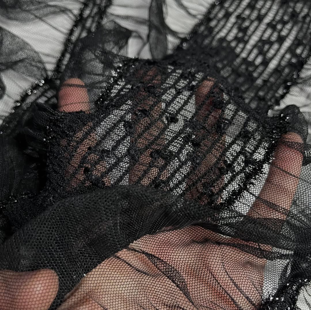 Mekani crni til sa elastičnom bordurom i šljokicama