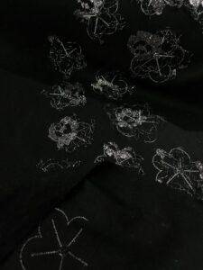 Elegantni crni vuneni štof sa srebrnom bordurom