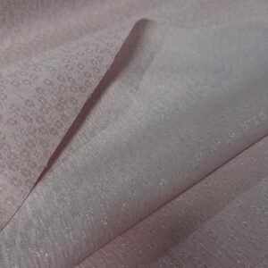 Bledo roze brokat sa sitnim cvetnim motivima i diskretnim sjajem