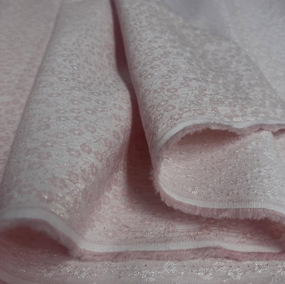 Bledo roze brokat sa sitnim cvetnim motivima i diskretnim sjajem