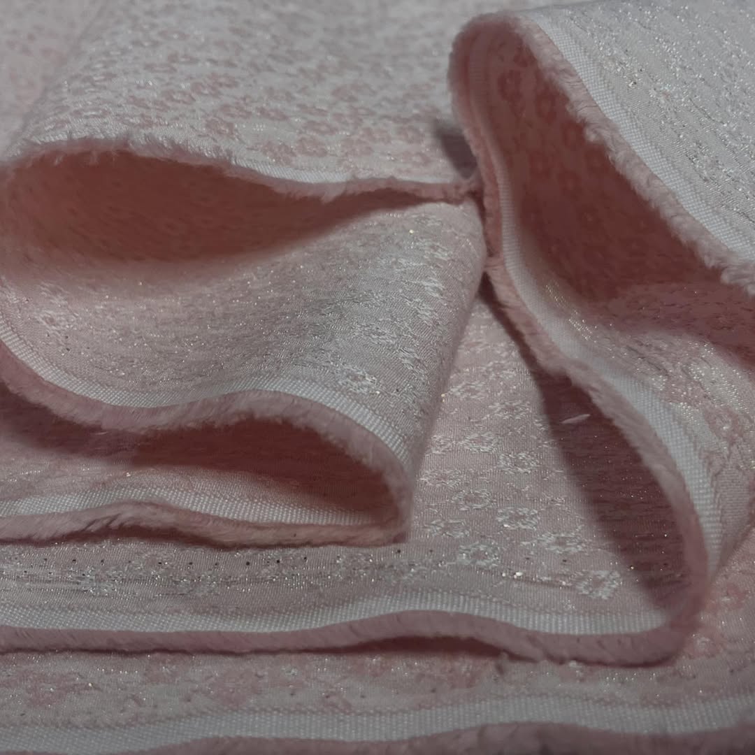 Bledo roze brokat sa cvetnim motivima i sjajem