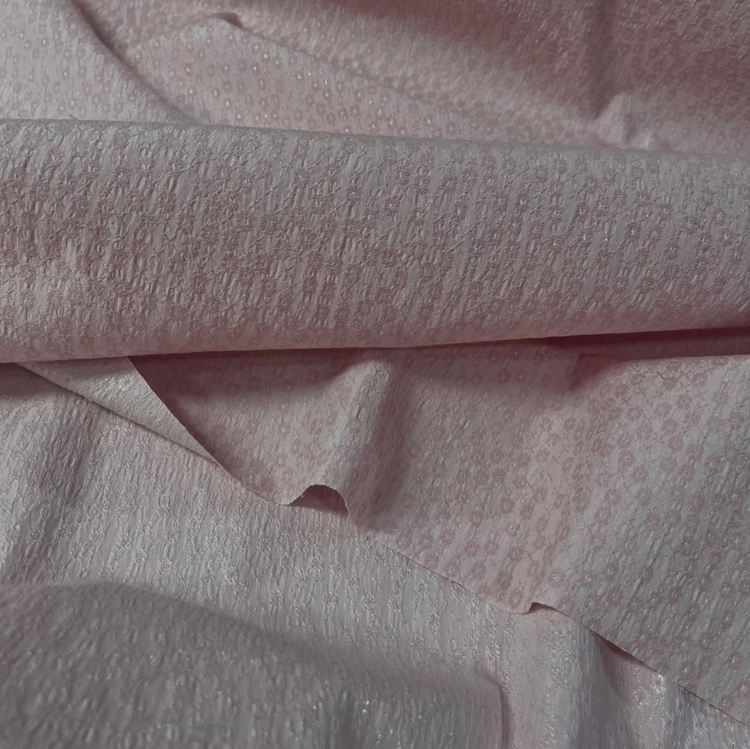 Bledo roze brokat sa sitnim cvetnim motivima i diskretnim sjajem