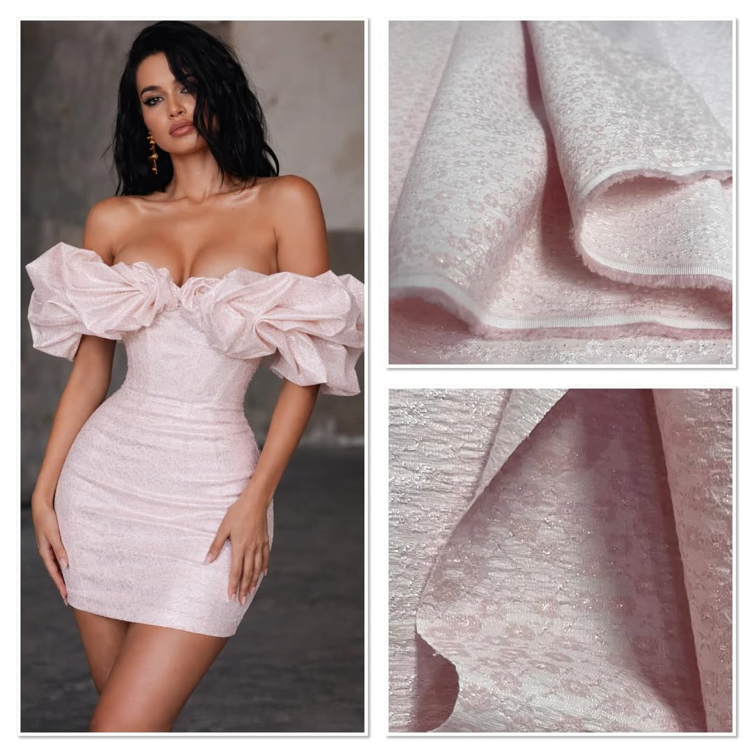 Bledo roze brokat sa cvetnim motivima i sjajem