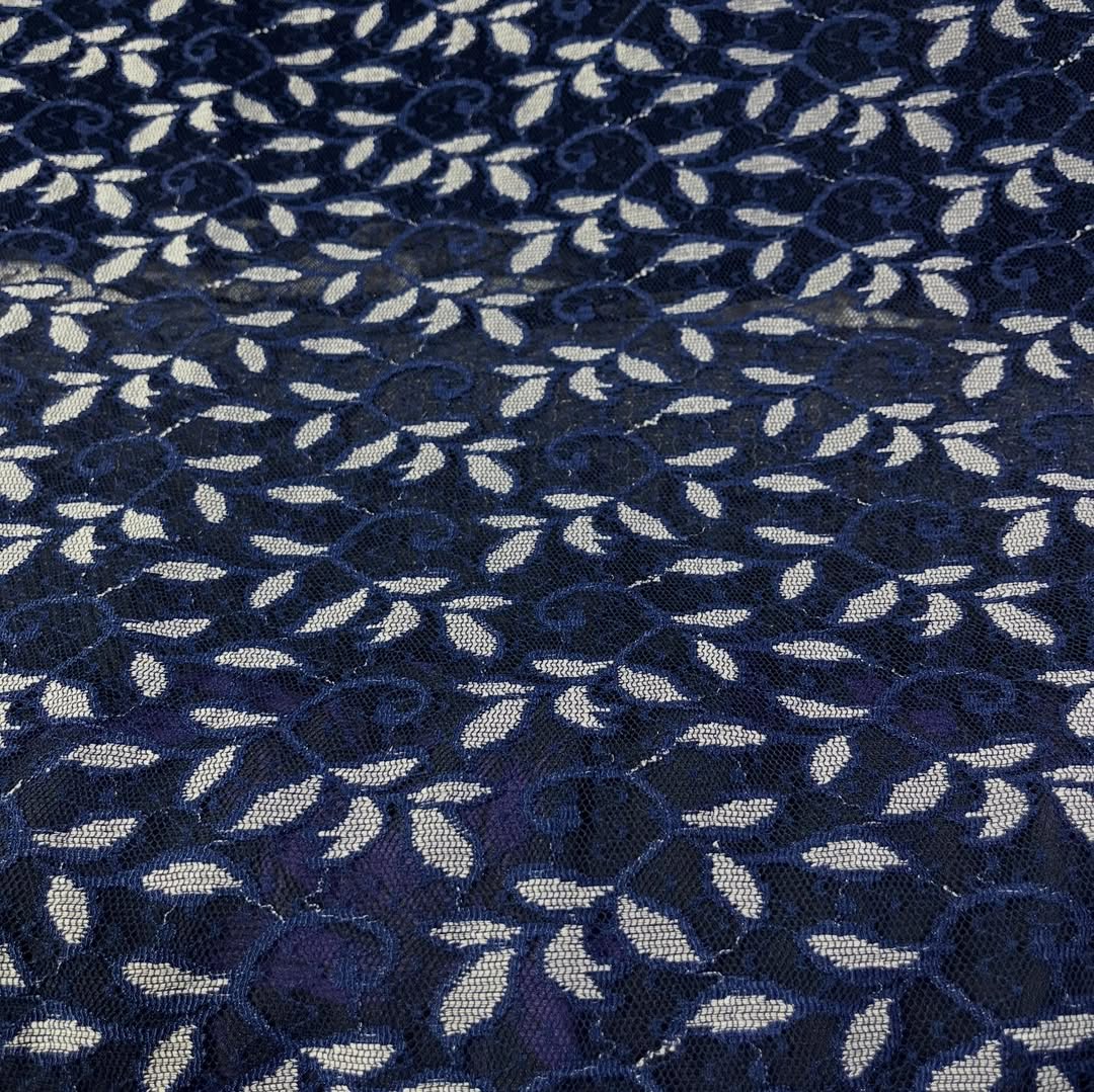 Luksuzna čipka u tamno plavoj nijansi sa floralnim dezenom