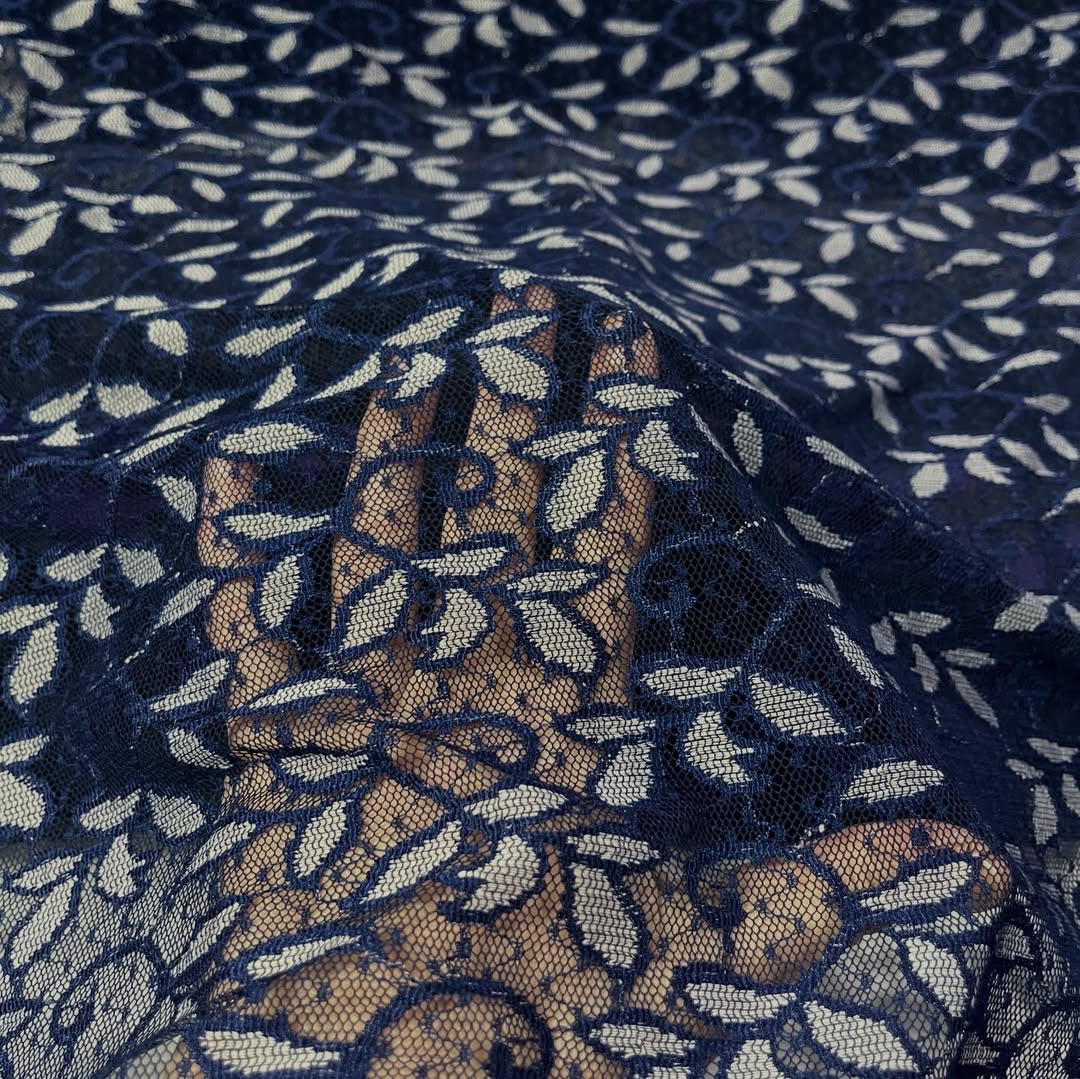 Luksuzna tamno plava čipka sa floralnim dezenom