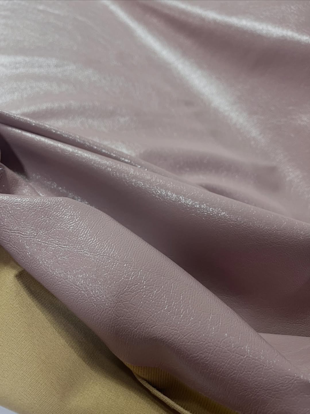 Elegantna puder-roze eko koža sa svilenkastim sjajem