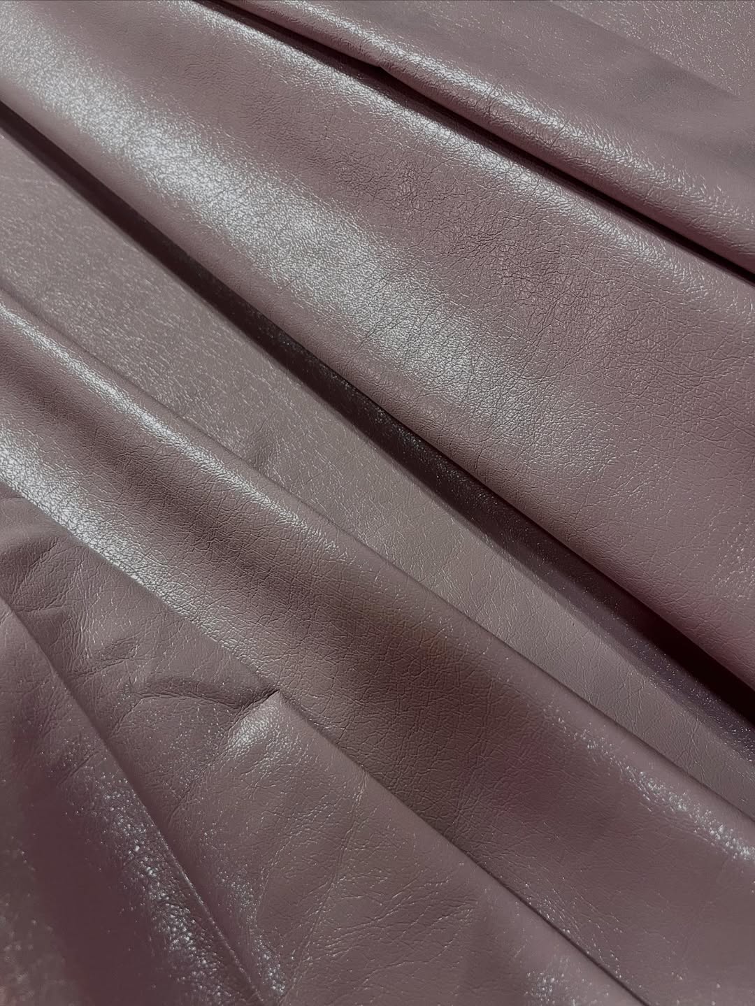 Elegantna puder-roze eko koža sa svilenkastim sjajem