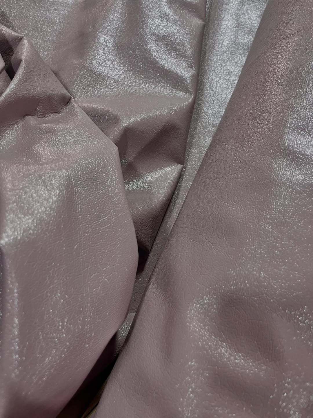 Elegantna puder-roze eko koža sa svilenkastim sjajem