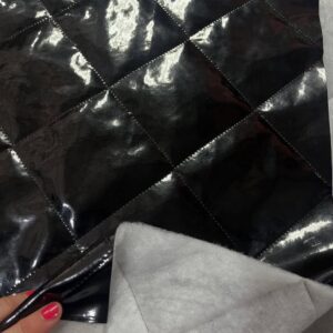 Štepani lak skaj sa sjajnom završnicom u crnoj boji