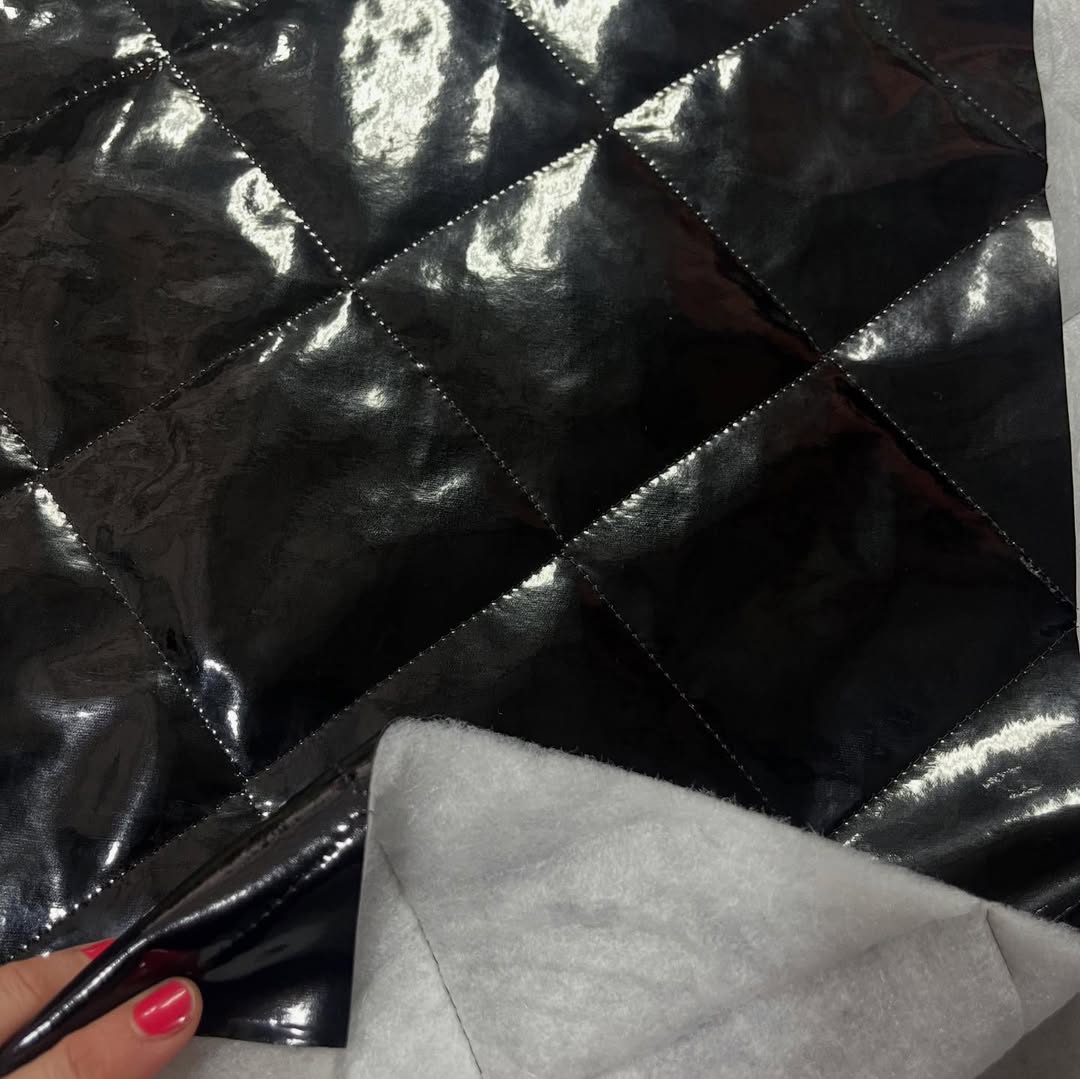 Štepani lak skaj sa sjajnom završnicom u crnoj boji