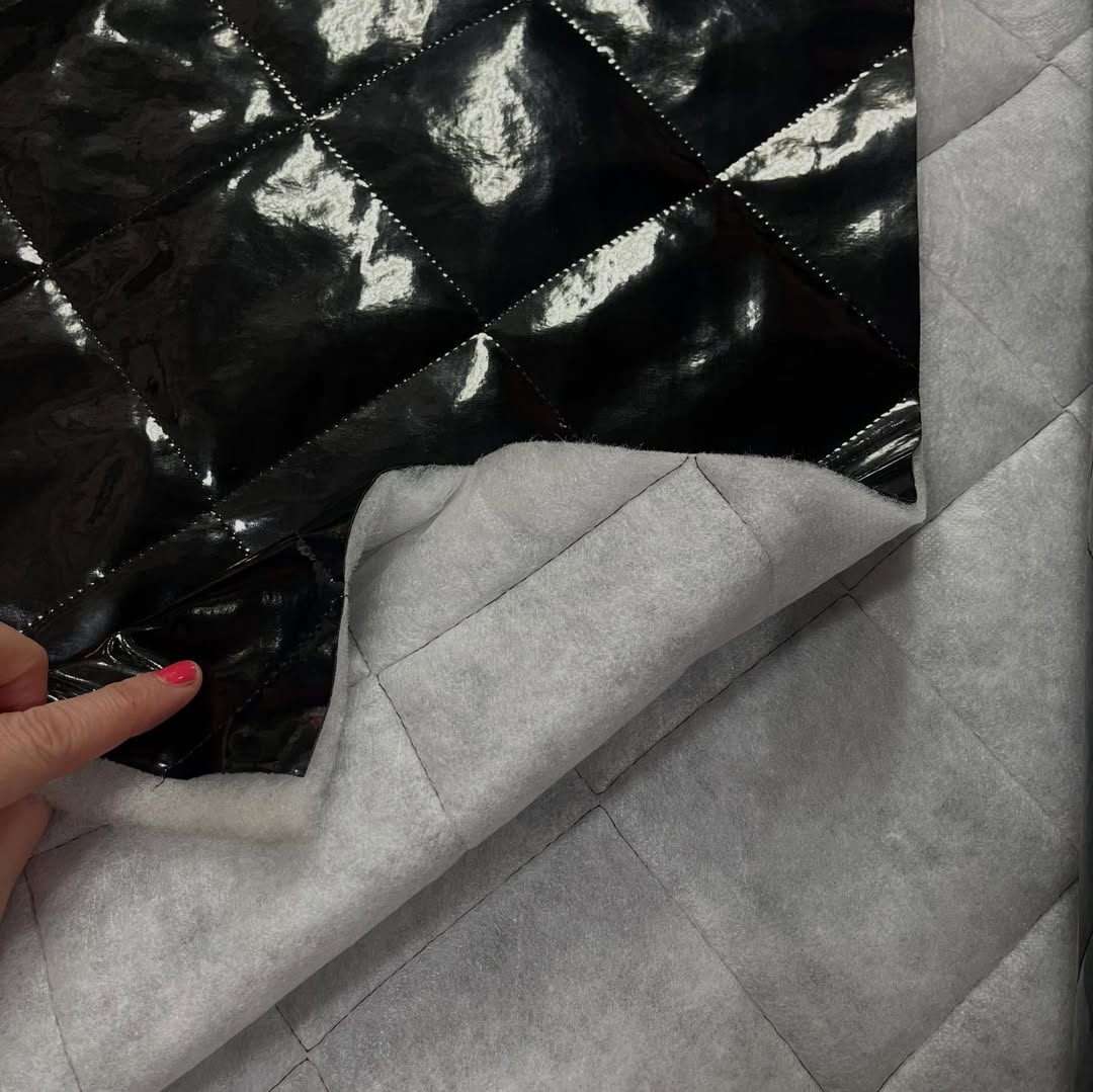 Štepani lak skaj sa sjajnom završnicom u crnoj boji