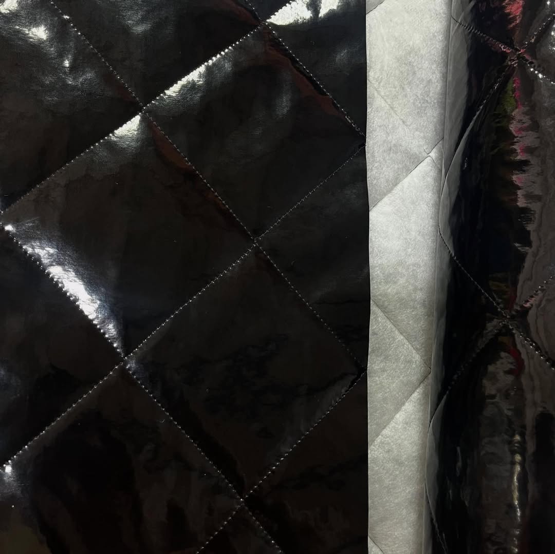 Štepani lak skaj sa sjajnom završnicom u crnoj boji