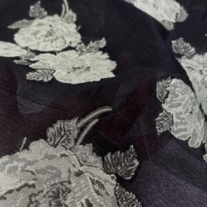 Elegantni brokat sa reljefnim cvetovima na crnoj osnovi
