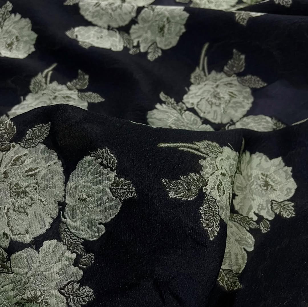 Elegantni brokat sa reljefnim cvetovima na crnoj osnovi