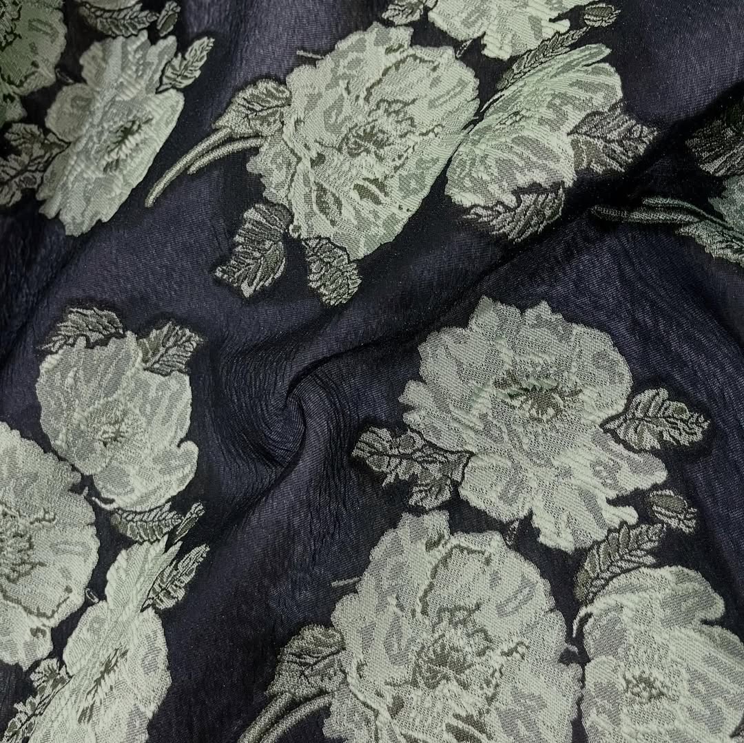 Elegantni brokat sa reljefnim cvetovima u zelenkastim tonovima