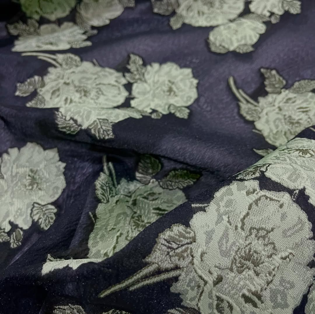 Elegantni brokat sa reljefnim cvetovima u zelenkastim tonovima na crnoj osnovi