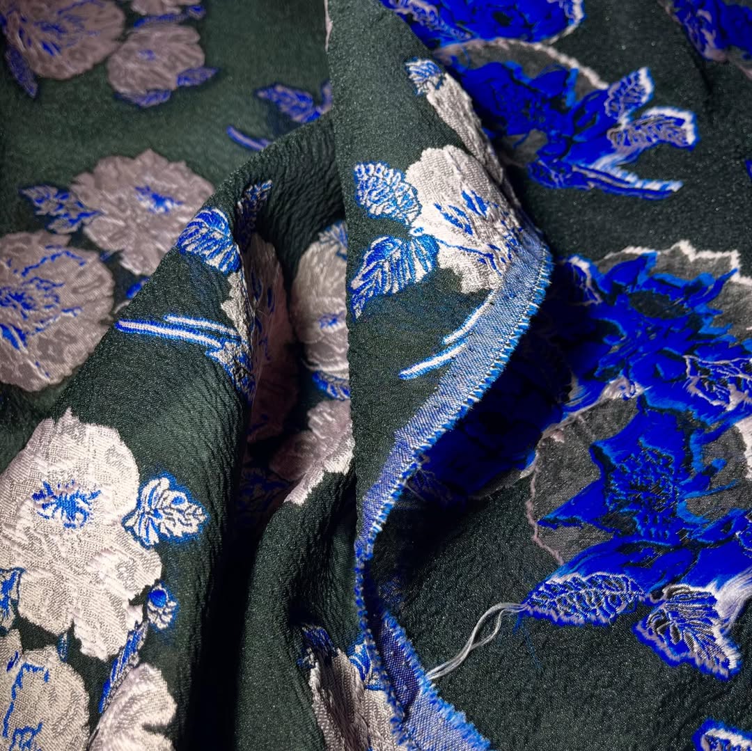 Elegantni brokat sa cvetnim uzorkom u rozikastim tonovima na tamnoj osnovi