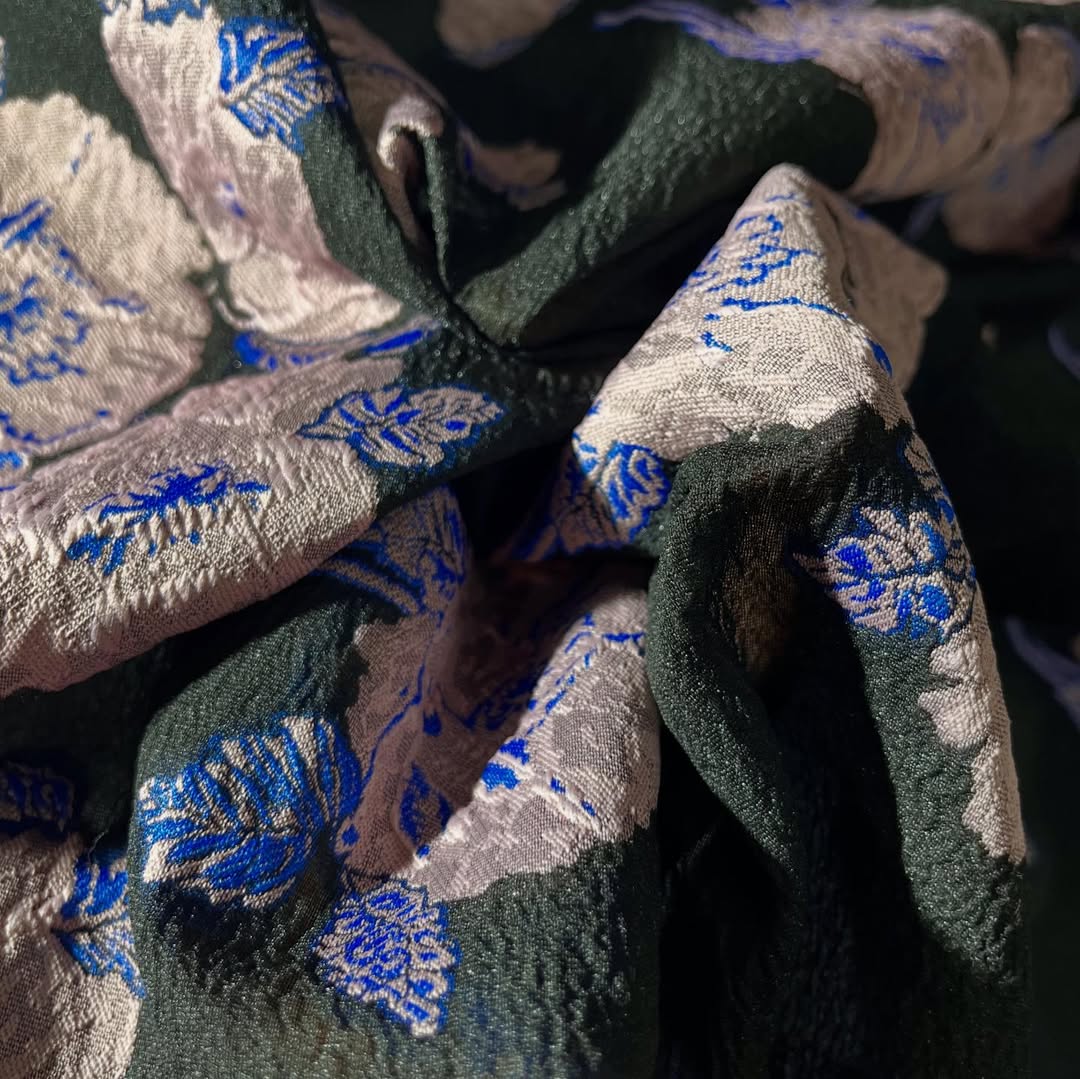 Elegantni providni brokat sa cvetnim uzorkom u nežnim tonovima.