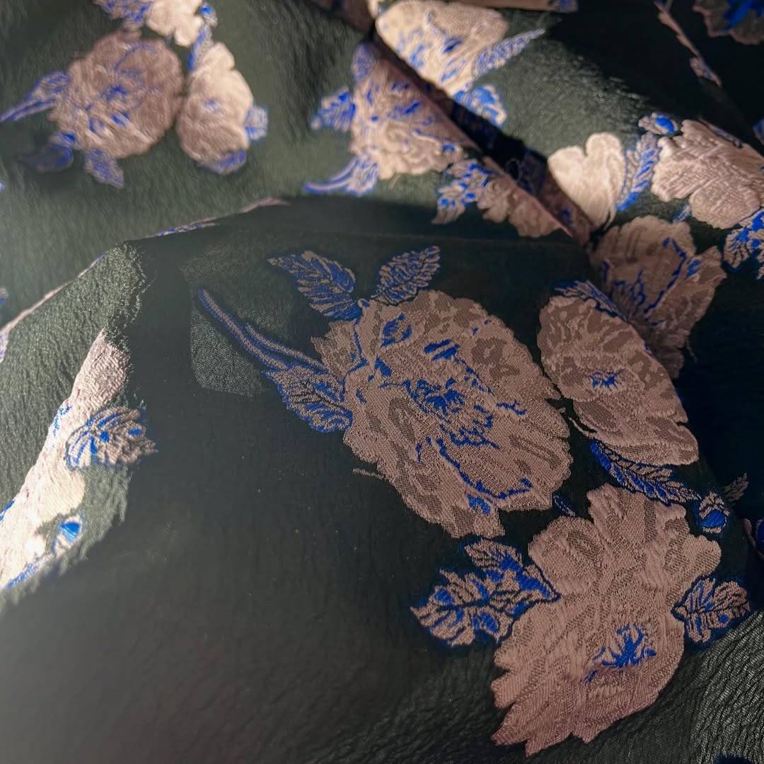 Elegantni brokat sa cvetnim uzorkom u rozikastim tonovima na crnoj osnovi