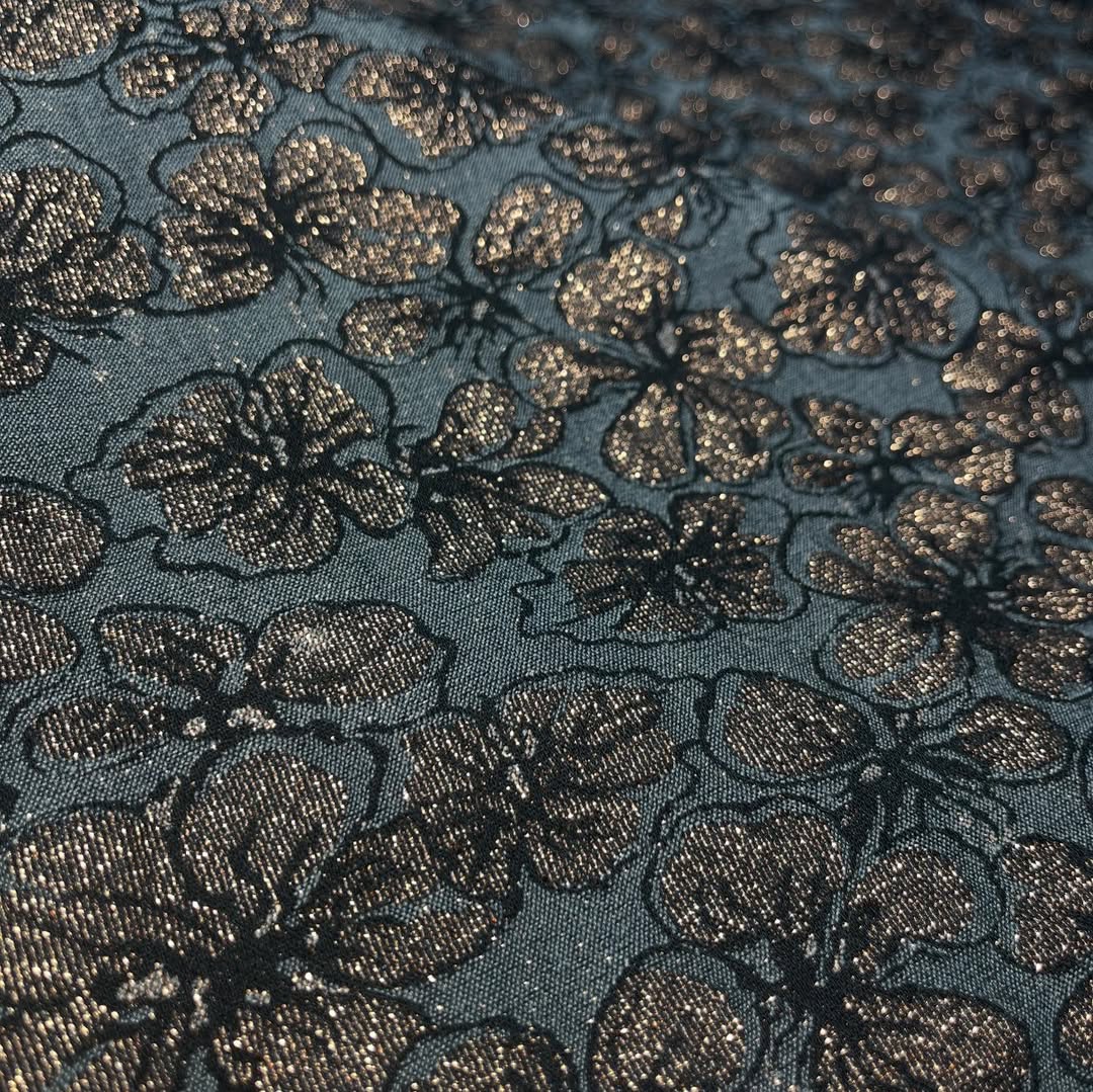 Elegantni brokatni žakard sa zlatnim floralnim motivima