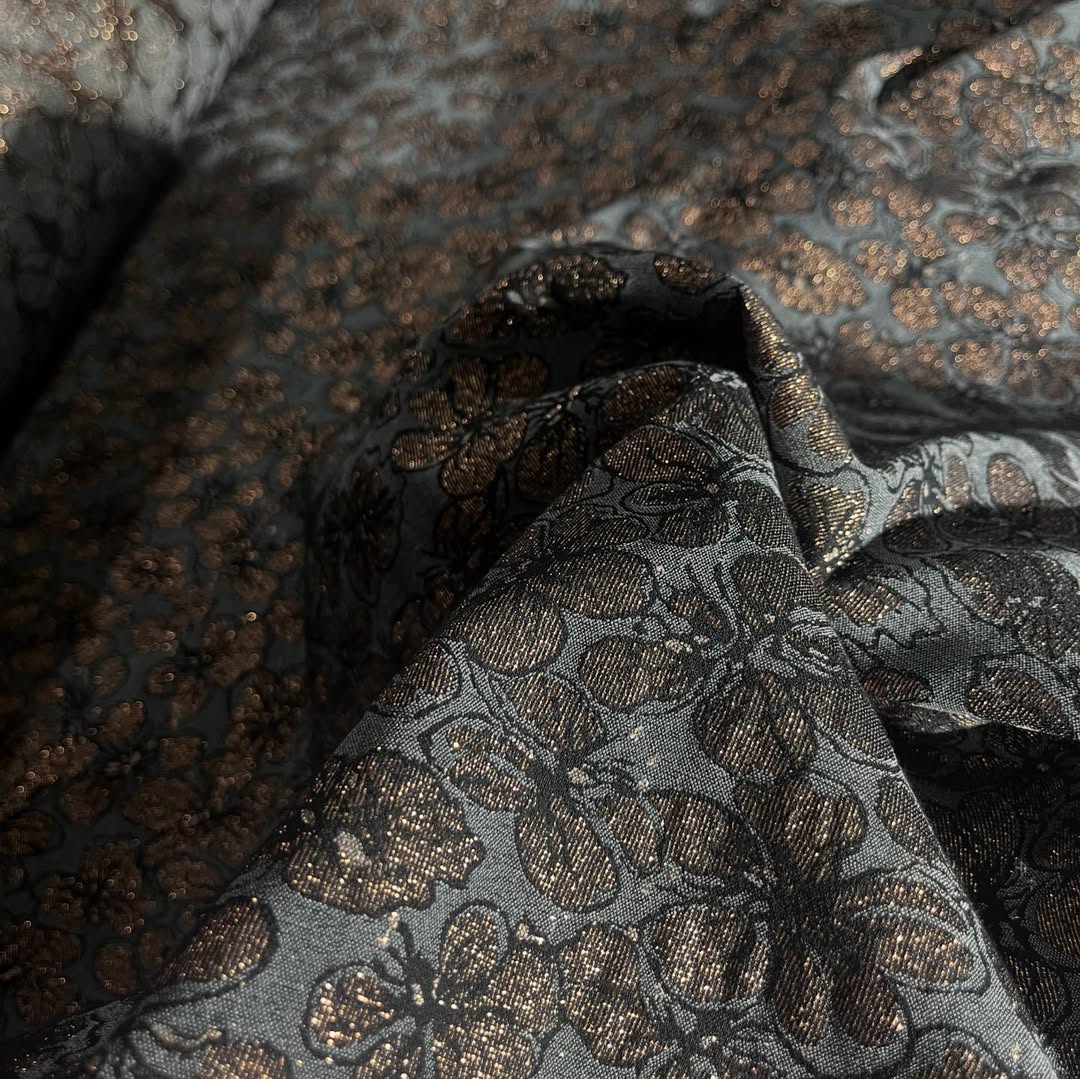 Elegantni brokat žakard sa zlatnim floralnim motivima