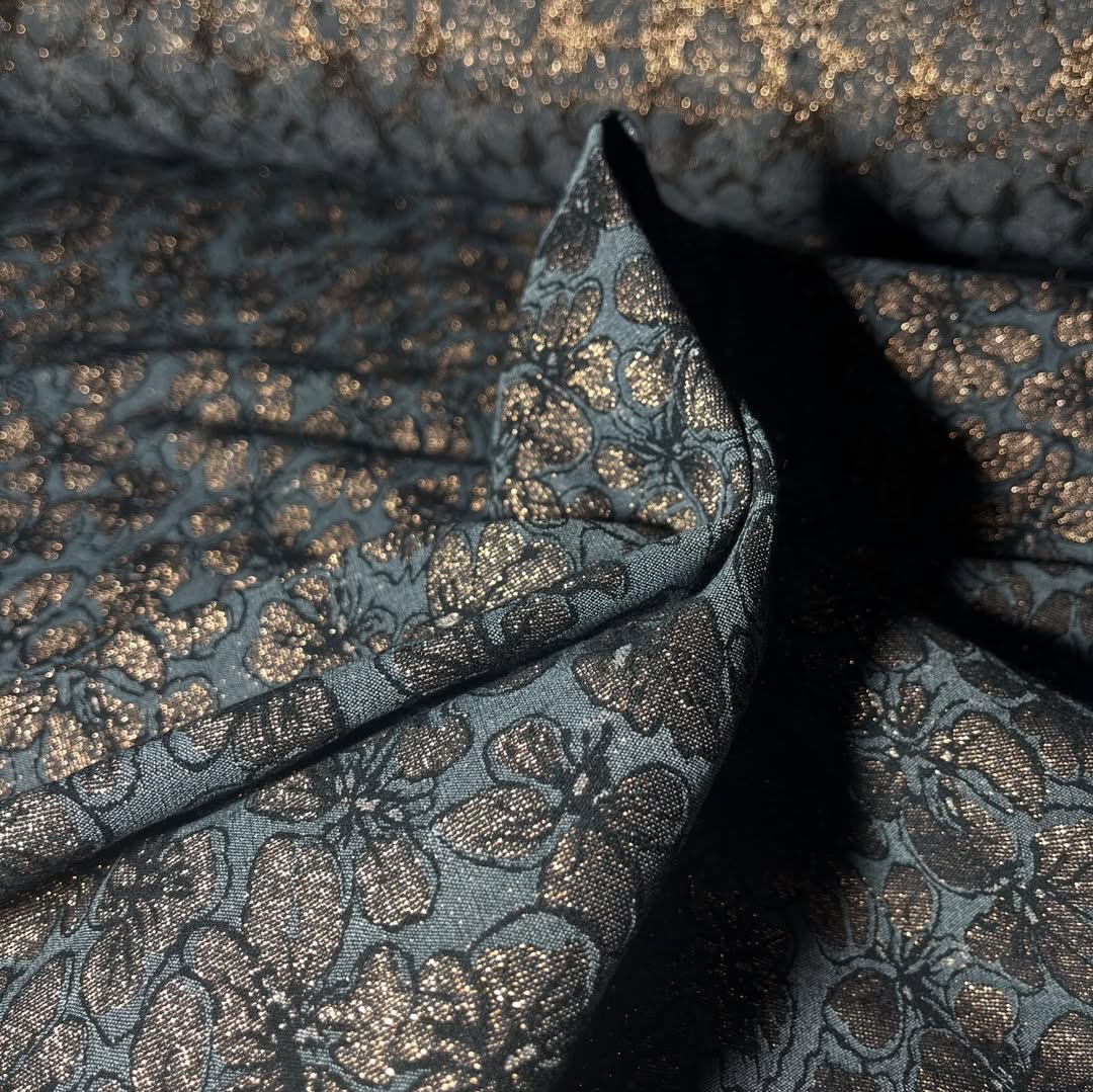 Elegantni brokatni žakard sa zlatnim floralnim motivima