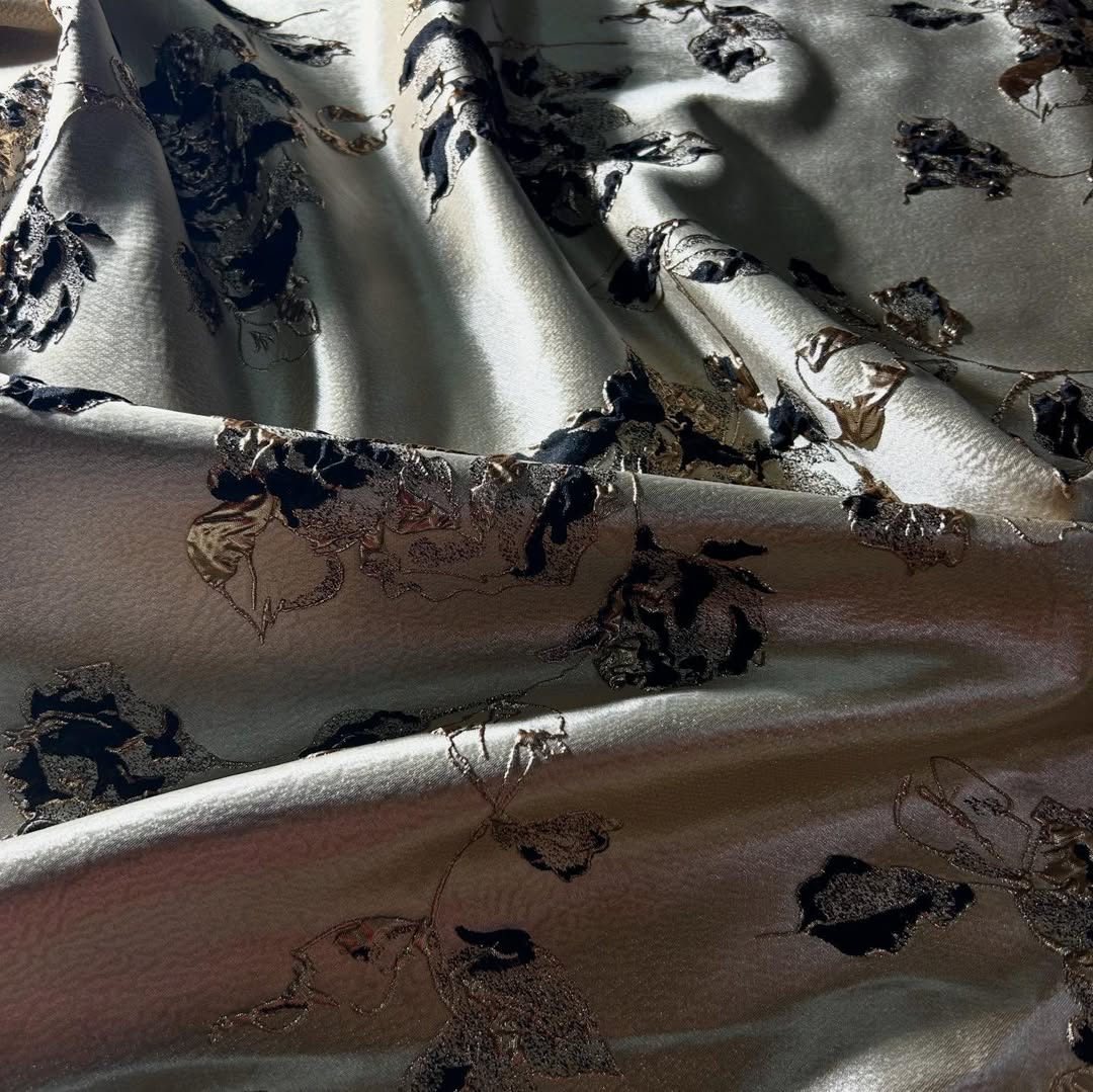 Luksuzni brokat žakard sa cvetnim motivima u metalik zlatnoj boji