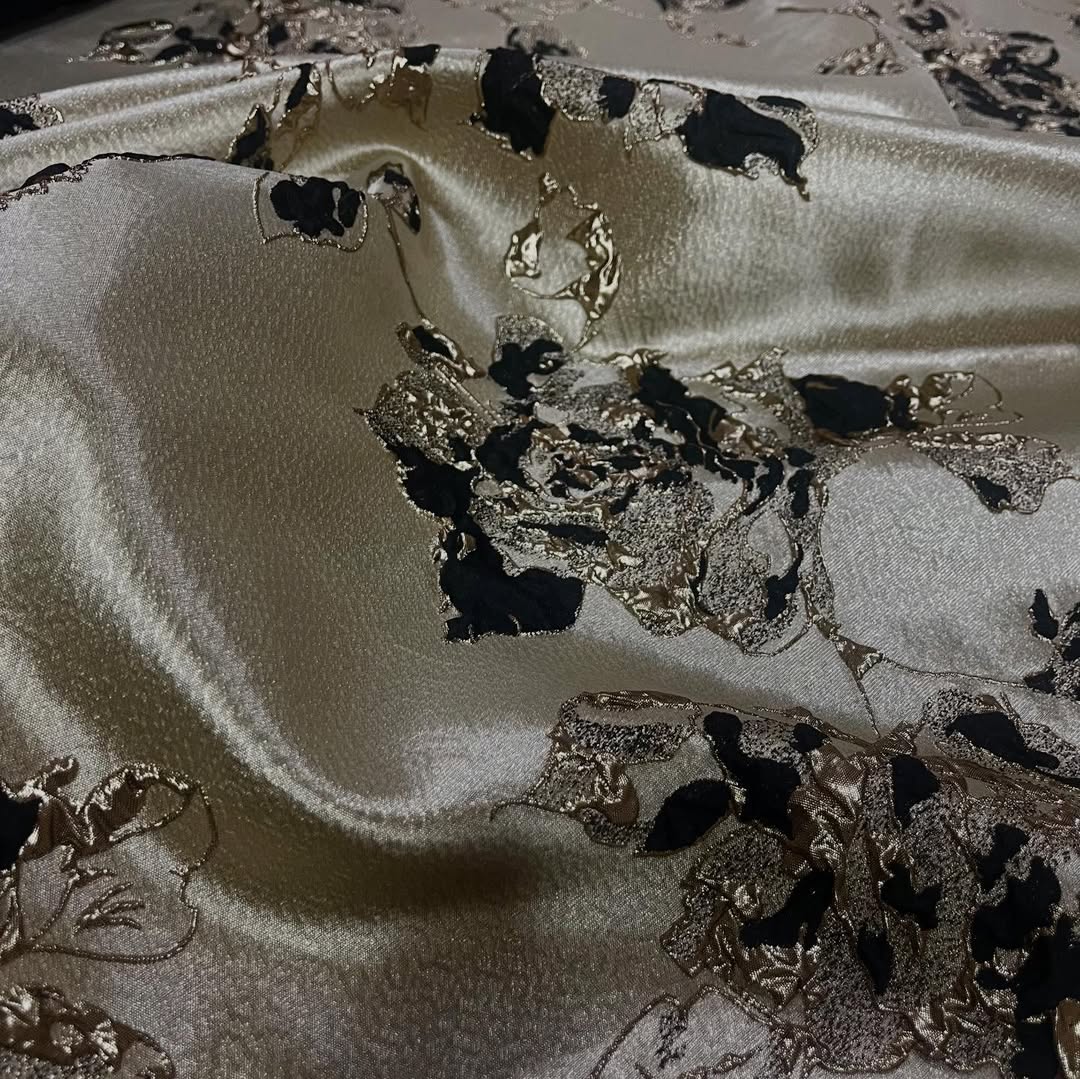 Luksuzni brokat žakard sa 3D cvetnim motivima u metalik zlatnoj boji