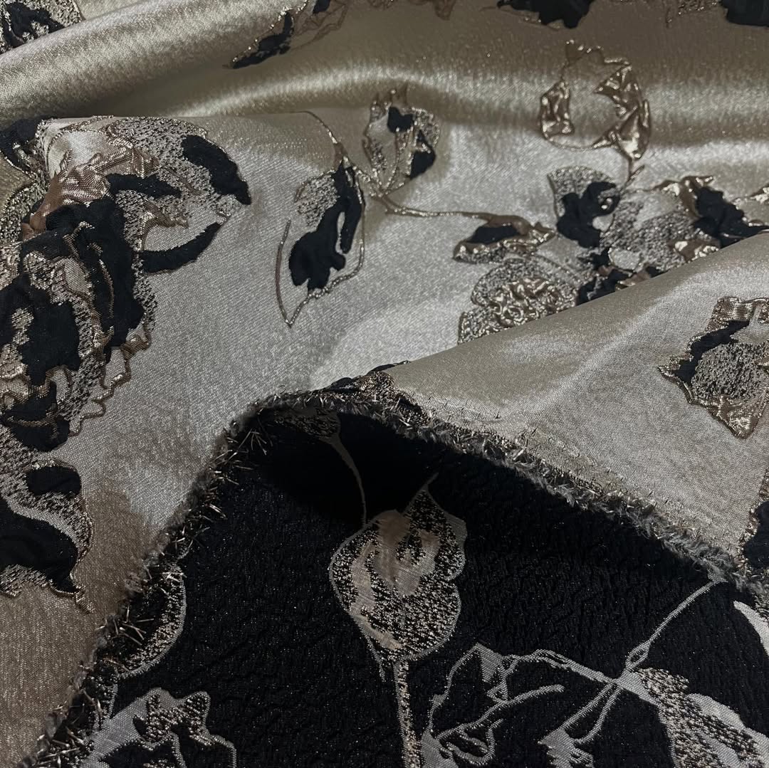 Luksuzni brokat žakard sa cvetnim motivima u metalik zlatnoj boji.