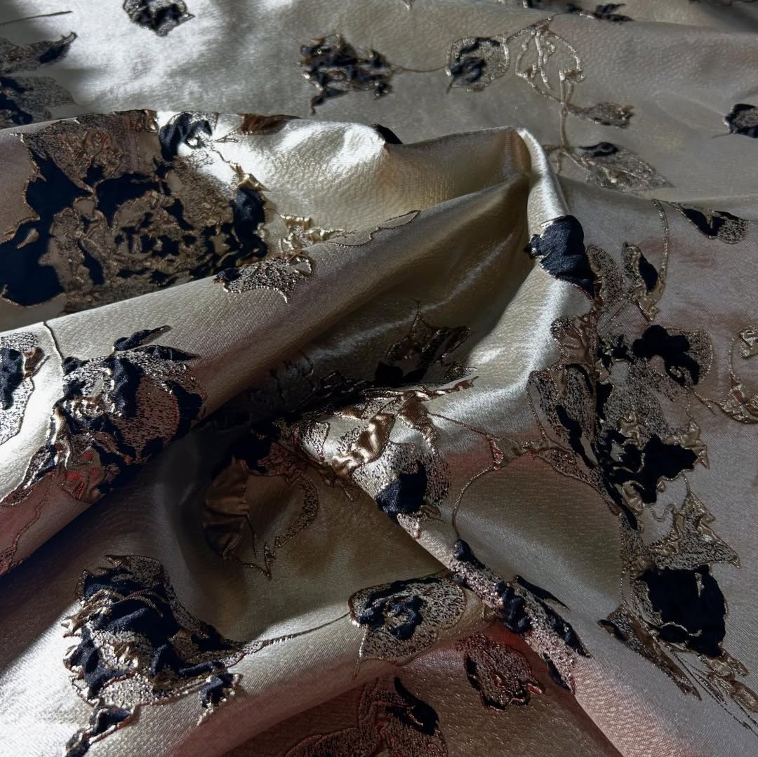 Luksuzni brokat žakard sa metalik zlatnim cvetnim motivima