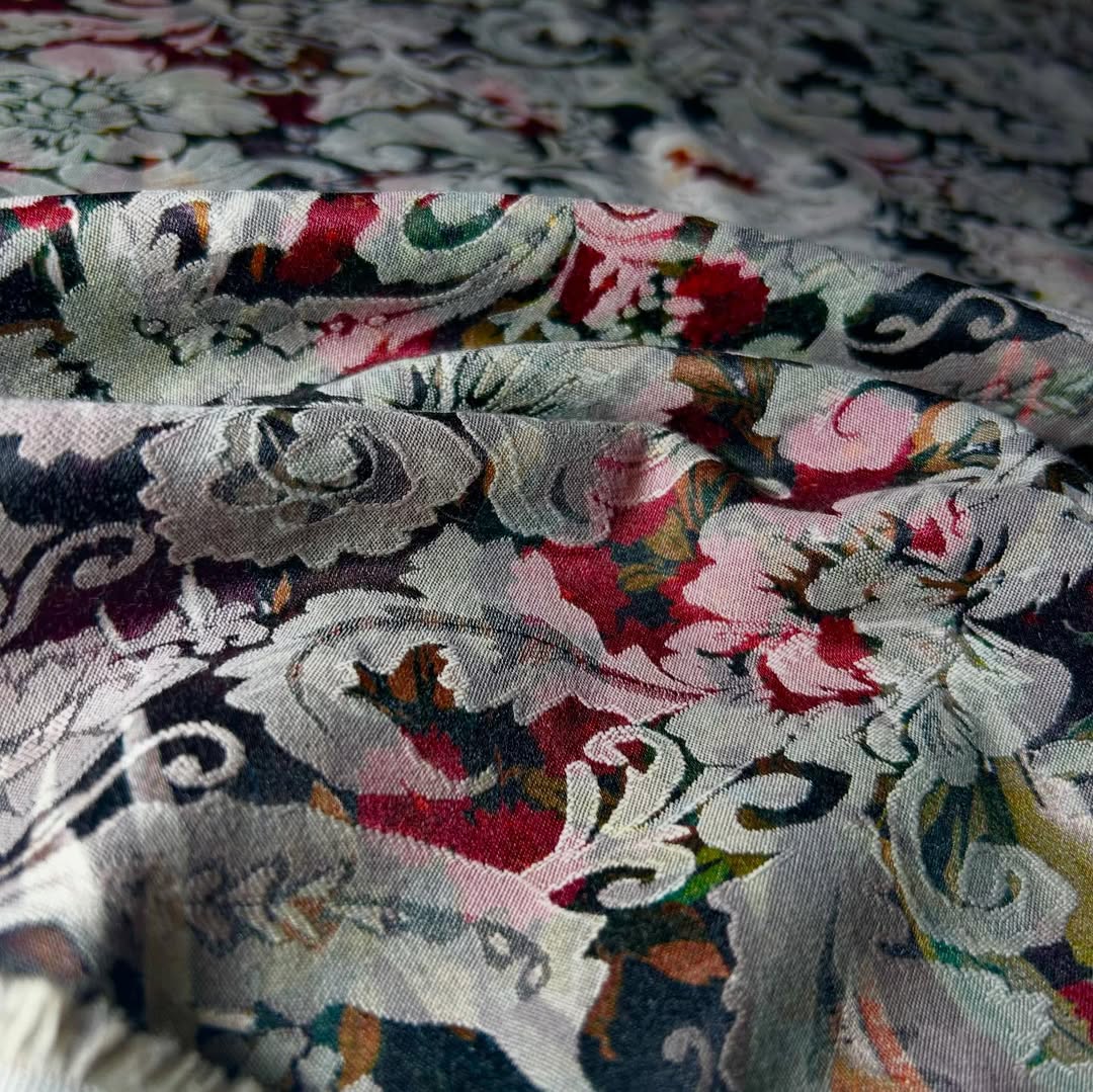 Elegantni satenski keper sa floralnim dezenom