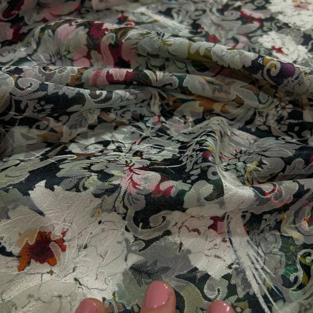 Elegantni satenski keper sa floralnim dezenom