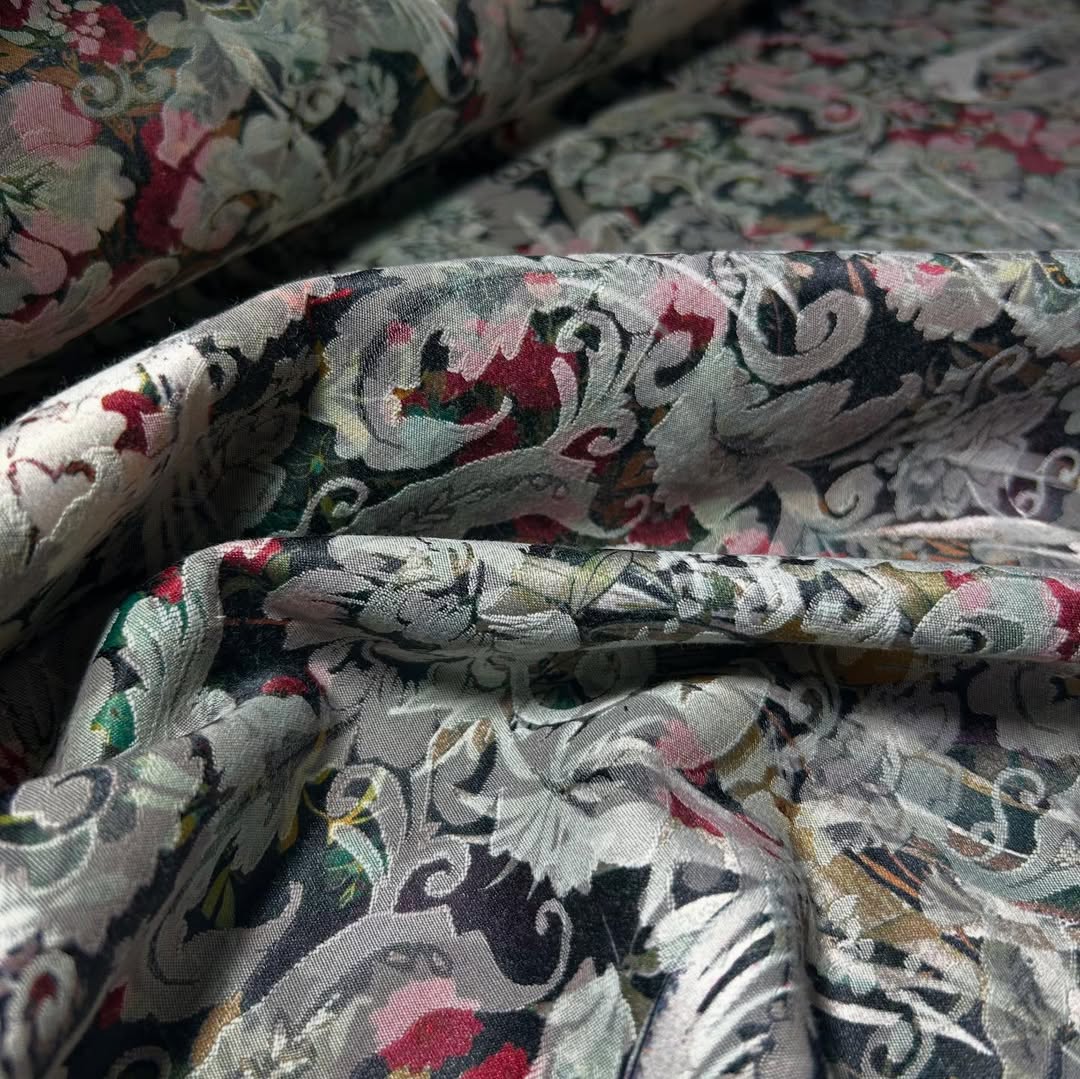 Elegantni satenski keper sa floralnim dezenom na tamnoj osnovi